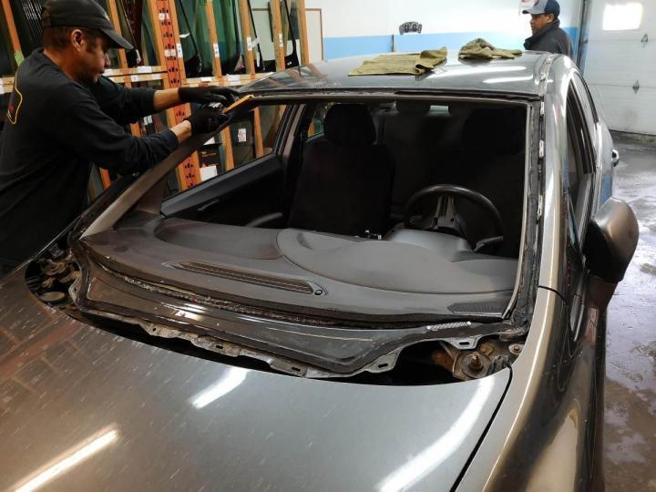 Centre de Pare-Brise provides fast repair services for all types of auto glass.