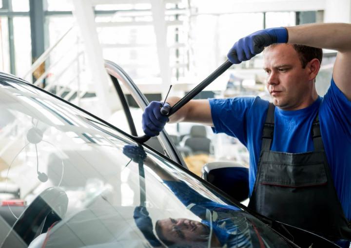 Centre de Pare-brise offers windshield replacement services on all car.