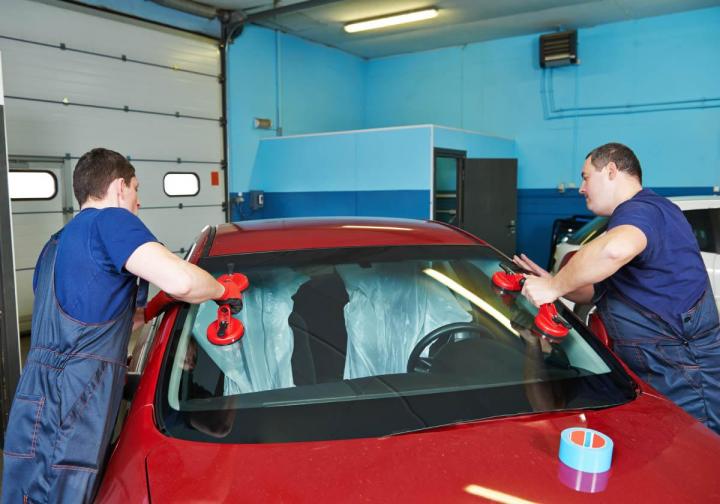 Centre de Pare-Brise offers impeccable auto glass installation services.